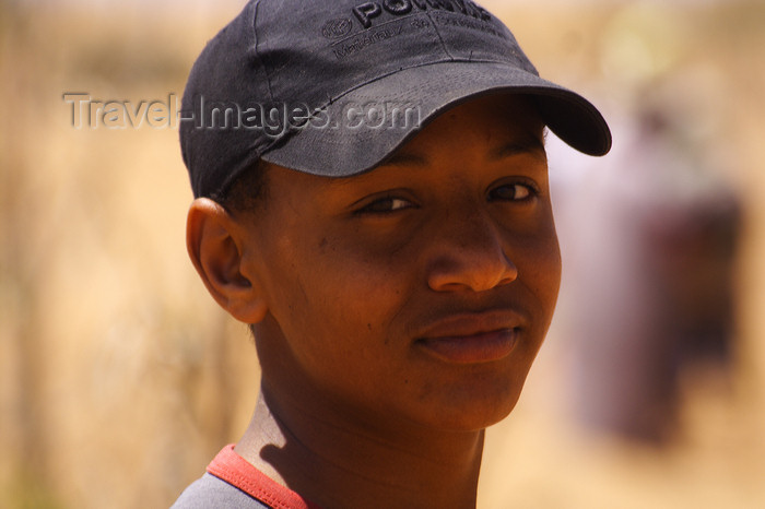 moroc459: Small Sahara, Morocco:  Berber boy - photo by Sandia - (c) Travel-Images.com - Stock Photography agency - Image Bank