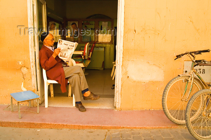 moroc466: Taroudant, Morocco: shopkeeper reading newspaper - no customers, no problem - photo by Sandia - (c) Travel-Images.com - Stock Photography agency - Image Bank