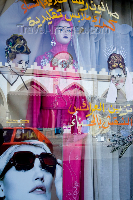 moroc468: Tiznit - Morocco: window shopping - photo by Sandia - (c) Travel-Images.com - Stock Photography agency - Image Bank