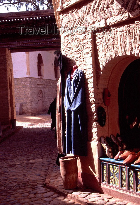 moroc47: Morocco / Maroc - Agadir: shoeshop in the Medina - photo by F.Rigaud - (c) Travel-Images.com - Stock Photography agency - Image Bank