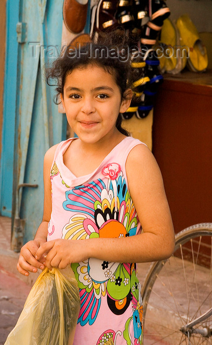 moroc473: Tiznit - Morocco: local girl - photo by Sandia - (c) Travel-Images.com - Stock Photography agency - Image Bank