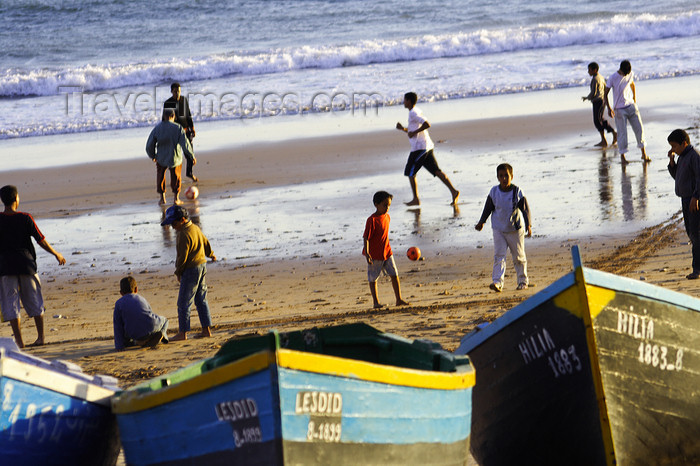 moroc474: Tarhazoute - Morocco: football - Morocco's  most popular sport - match on the beach - photo by Sandia - (c) Travel-Images.com - Stock Photography agency - Image Bank