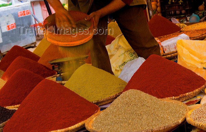 moroc483: Inezgane - Morocco: market - spices - photo by Sandia - (c) Travel-Images.com - Stock Photography agency - Image Bank