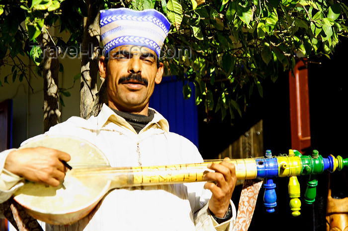 moroc484: Morocco: Berber singer on the road - photo by Sandia - (c) Travel-Images.com - Stock Photography agency - Image Bank