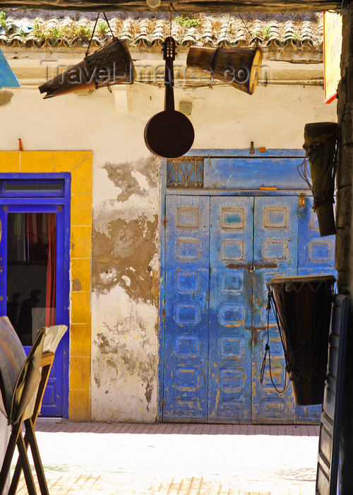 moroc485: Mogador / Essaouira - Morocco: artistic spirit - street scene - photo by Sandia - (c) Travel-Images.com - Stock Photography agency - Image Bank