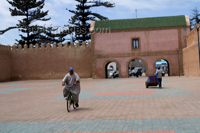moroc489: Mogador / Essaouira - Morocco: street scene - bikes are popular  - photo by Sandia - (c) Travel-Images.com - Stock Photography agency - Image Bank