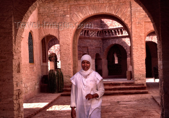moroc49: Morocco / Maroc - Agadir: young woman - Medina - photo by F.Rigaud - (c) Travel-Images.com - Stock Photography agency - Image Bank