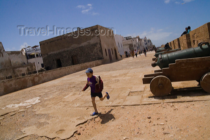moroc491: Mogador / Essaouira - Morocco: cannons on the ramparts - local boy running - photo by Sandia - (c) Travel-Images.com - Stock Photography agency - Image Bank