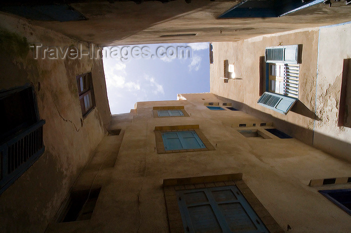moroc492: Mogador / Essaouira - Morocco: narrow alley - Arab architecture - photo by Sandia - (c) Travel-Images.com - Stock Photography agency - Image Bank