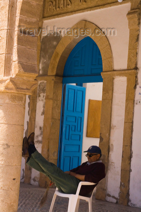 moroc493: Mogador / Essaouira - Morocco: man relaxing in the afternoon - photo by Sandia - (c) Travel-Images.com - Stock Photography agency - Image Bank