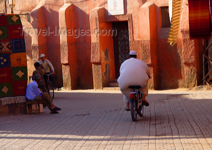 moroc503: Marrakesh - Morocco: street scene - bike and baloon - photo by Sandia - (c) Travel-Images.com - Stock Photography agency - Image Bank