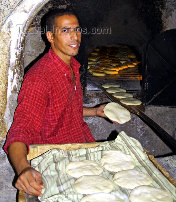 moroc506: Marrakesh - Morocco: bakery - oven and baker - photo by Sandia - (c) Travel-Images.com - Stock Photography agency - Image Bank