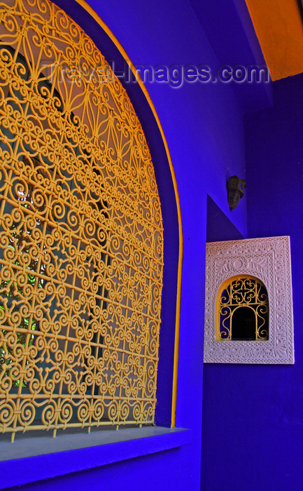 moroc507: Marrakesh - Morocco: Majorelle Gardens - lovely window - owned by Yves Saint Laurent - photo by Sandia - (c) Travel-Images.com - Stock Photography agency - Image Bank