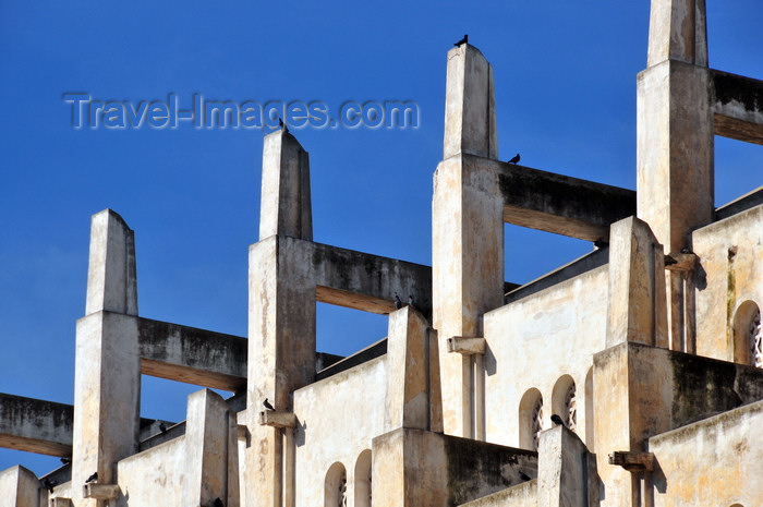 moroc550: Casablanca, Morocco: flying buttresses at the Catholic Cathedral - Cathédrale du Sacré-Cœur - photo by M.Torres - (c) Travel-Images.com - Stock Photography agency - Image Bank