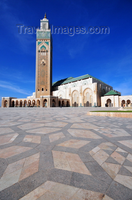 moroc583: Casablanca, Morocco: Hassan II mosque and its courtyard for 120.000 faithful - photo by M.Torres - (c) Travel-Images.com - Stock Photography agency - Image Bank