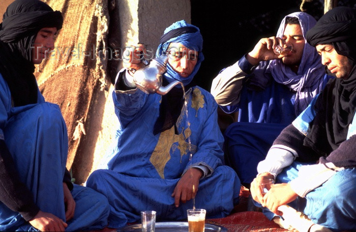 moroc68: Morocco / Maroc - Merzouga: Berbers having tea - photo by F.Rigaud - (c) Travel-Images.com - Stock Photography agency - Image Bank