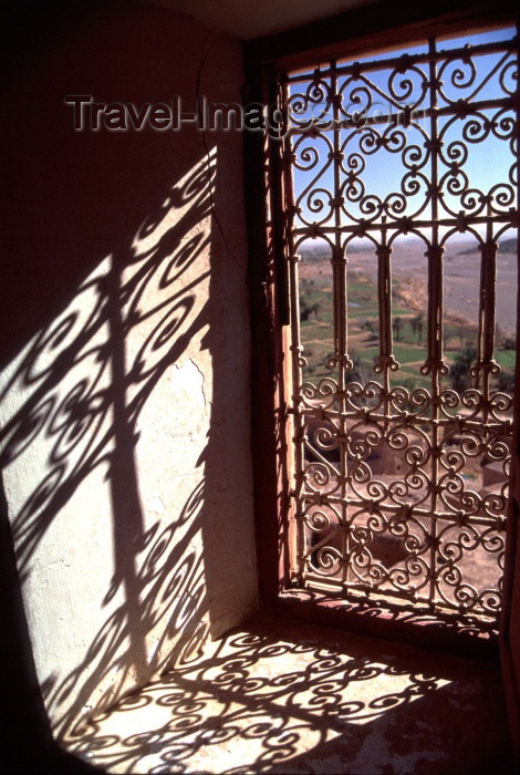 moroc74: Morocco / Maroc - Ouarzazate (Souss Massa-Draa): window - art in shadows - photo by F.Rigaud - (c) Travel-Images.com - Stock Photography agency - Image Bank