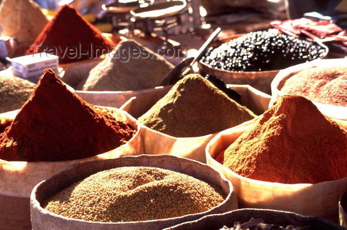 moroc77: Morocco / Maroc - Ouarzazate: spices at the souk - photo by F.Rigaud - (c) Travel-Images.com - Stock Photography agency - Image Bank