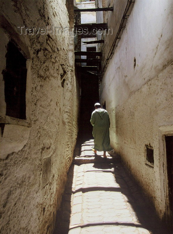 moroc8: Morocco / Maroc - Fez / FEZ: lonely man in an alley - Medina of Fez - Unesco world heritage site - photo by M.Zaraska - (c) Travel-Images.com - Stock Photography agency - Image Bank