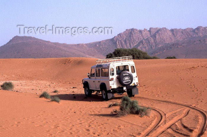 moroc82: Morocco / Maroc - Tifnit (south of Agadir): Land Rover on the dunes - photo by F.Rigaud - (c) Travel-Images.com - Stock Photography agency - Image Bank