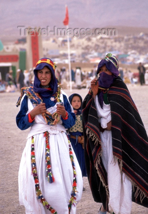 moroc84: Morocco / Maroc - Imilchil (Meknes-Tafilalet region - 32.08N5.40W): women at the brides festival, held in late September - during the festival unmarried men and women from the region's villages are allowed to meet - photo by F.Rigaud - (c) Travel-Images.com - Stock Photography agency - Image Bank