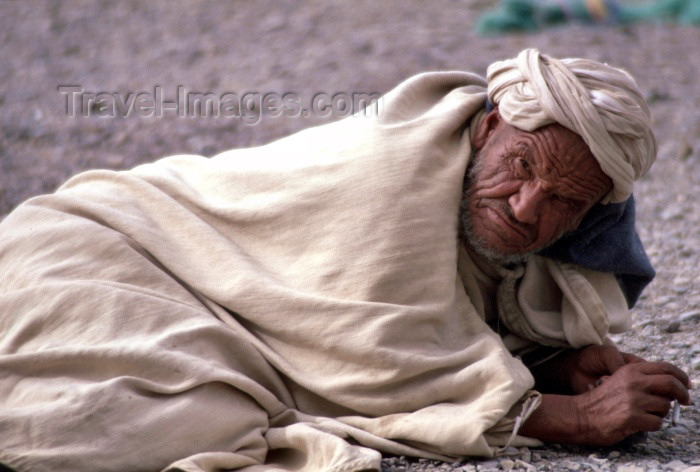 moroc85: Morocco / Maroc - Imilchil: old berber man prepares for siesta - photo by F.Rigaud - (c) Travel-Images.com - Stock Photography agency - Image Bank