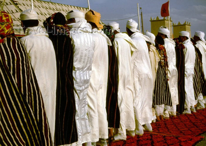 moroc97: Morocco / Maroc - Imilchil: prayer time - line of men - photo by F.Rigaud - (c) Travel-Images.com - Stock Photography agency - Image Bank