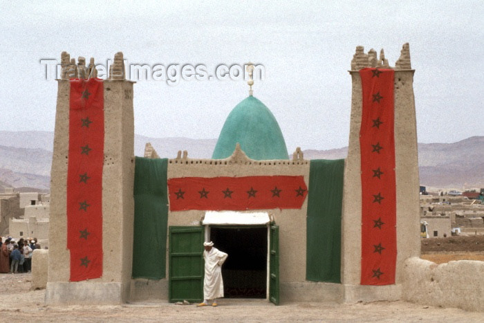 moroc99: Morocco / Maroc - Imilchil: mosque  covered in Moroccan flags - photo by F.Rigaud - (c) Travel-Images.com - Stock Photography agency - Image Bank