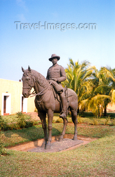 mozambique10: Mozambique / Moçambique - Maputo / Lourenço Marques: equestrian statue of Mouzinho de Albuquerque, captor of Ngungunhane, king of Gaza / estátua equestre de Mouzinho de Albuquerque no Forte (rua de Timor Leste) - anteriormente colocada na Praça M. de Albuquerque actual praça da Independência - photo by M.Torres - (c) Travel-Images.com - Stock Photography agency - Image Bank