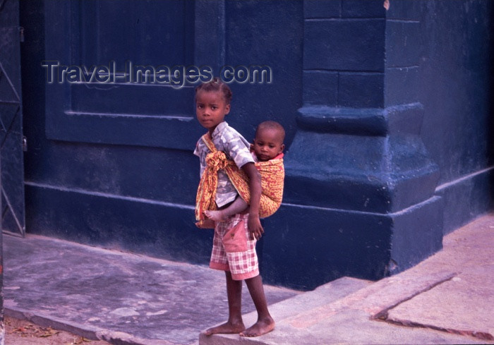 mozambique100: Ilha de Moçambique / Mozambique island: young girl and her little brother / miúda carregando o seu irmãozinho - photo by F.Rigaud - (c) Travel-Images.com - Stock Photography agency - Image Bank