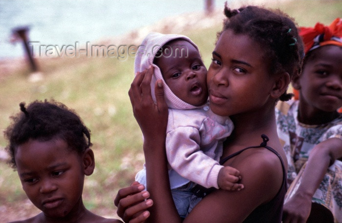 mozambique101: Ilha de Moçambique / Mozambique island: young mother with her baby / jovem mãe com o seu bébé - photo by F.Rigaud - (c) Travel-Images.com - Stock Photography agency - Image Bank