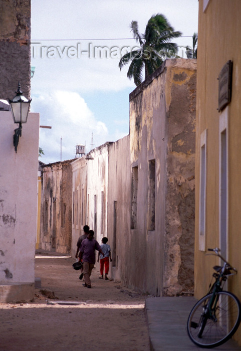 mozambique102: Ilha de Moçambique / Mozambique island, Nampula Province: alley in Stone Town - old façades and idle bike / rua estreita - cidade de pedra - photo by F.Rigaud - (c) Travel-Images.com - Stock Photography agency - Image Bank