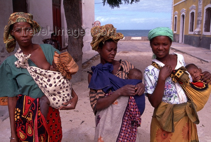 mozambique103: Ilha de Moçambique / Mozambique island: 3 mothers with 3 babies - stone town / três mães e três bébés - photo by F.Rigaud - (c) Travel-Images.com - Stock Photography agency - Image Bank