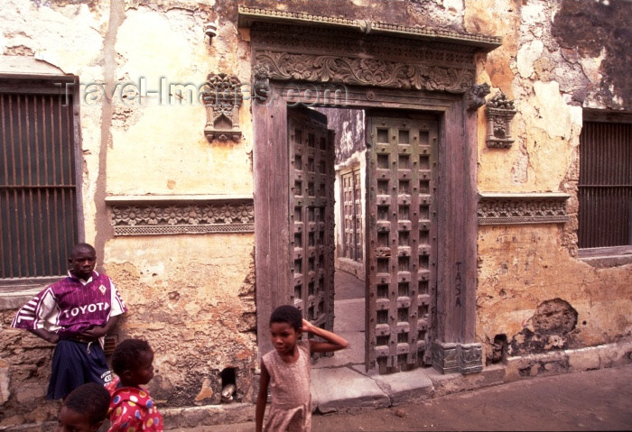 mozambique108: Ilha de Moçambique / Mozambique island: gate with carved decoration - stone built town / portão decorado - cidade de pedra - photo by F.Rigaud - (c) Travel-Images.com - Stock Photography agency - Image Bank