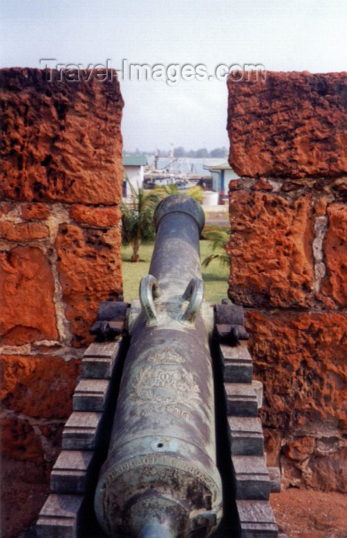 mozambique11: Mozambique / Moçambique - Maputo / Lourenço Marques: Portuguese artillery at the fort - cannon / artilharia Portuguesa no forte - Fortaleza de Maputo - photo by M.Torres - (c) Travel-Images.com - Stock Photography agency - Image Bank