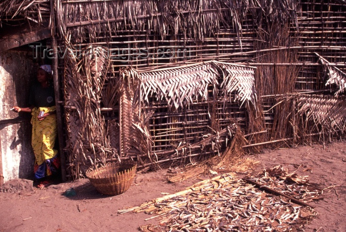 mozambique111: Ilha de Moçambique / Mozambique island: traditional house made with leaves of the Macuti palm - fish drying - Macuti town / peixe a secar junto a uma casa tradicional - cidade de macuti - photo by F.Rigaud - (c) Travel-Images.com - Stock Photography agency - Image Bank