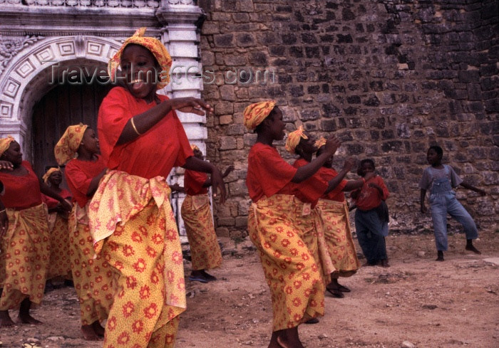 mozambique112: Ilha de Moçambique / Mozambique island: Tufo dance - 'Estrela Vermelha' group of women in front of St Sebastian fort / dança Tufo - photo by F.Rigaud - (c) Travel-Images.com - Stock Photography agency - Image Bank