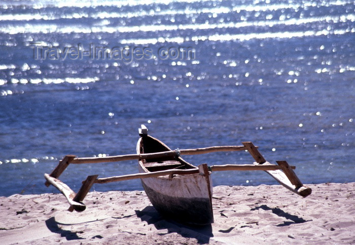 mozambique119: Mozambique / Moçambique - Pemba: local trimaran rests on the beach - fishing boat / trimarã - photo by F.Rigaud - (c) Travel-Images.com - Stock Photography agency - Image Bank