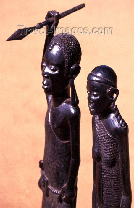 mozambique127: Mozambique / Moçambique - Pemba: local art - Maconde warrior with spear and wife - wooden statues - figures / arte local - estatuetas de madeira - photo by F.Rigaud - (c) Travel-Images.com - Stock Photography agency - Image Bank