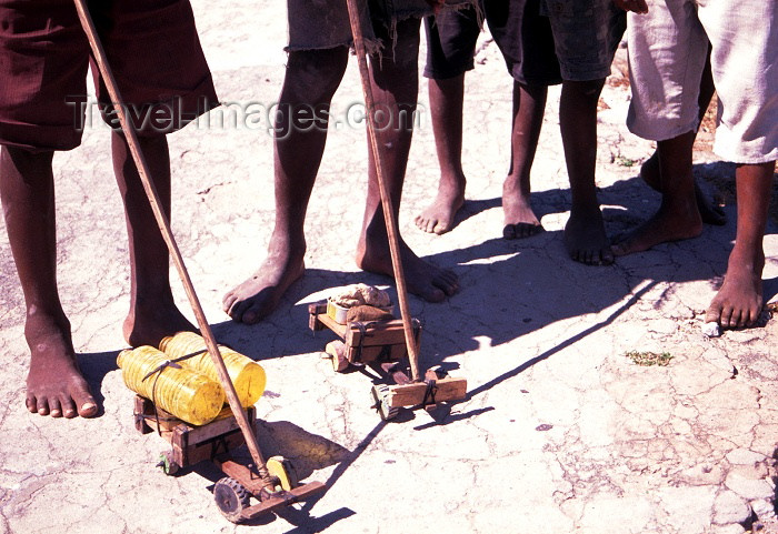 mozambique128: Mozambique / Moçambique - Pemba: kids with home made toys / crianças com brinquedos improvisados - photo by F.Rigaud - (c) Travel-Images.com - Stock Photography agency - Image Bank