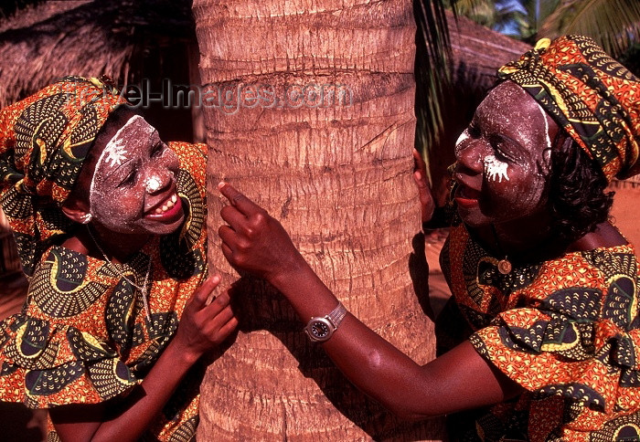 mozambique129: Mozambique / Moçambique - Pemba: two maconde women with musiro masks around a tree / mulheres com mascaras de beleza musiro - ximbuti - photo by F.Rigaud - (c) Travel-Images.com - Stock Photography agency - Image Bank
