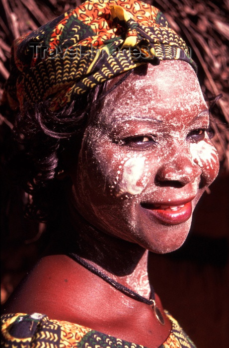 mozambique130: Mozambique / Moçambique - Pemba: woman with musiro mask made from the Olax dissitiflora tree, knwon as ximbuti or msiro / mulher com mascara de musiro - msiro - ximbuti - photo by F.Rigaud - (c) Travel-Images.com - Stock Photography agency - Image Bank