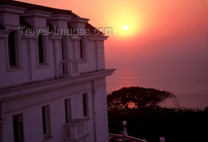 mozambique138: Mozambique / Moçambique - Maputo / Lourenço Marques / MPM: pôr do sol do hotel Polana / sunset from the Polana hotel - Julius Nyerere avenue (photo by F.Rigaud) - (c) Travel-Images.com - Stock Photography agency - Image Bank