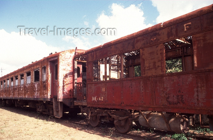 mozambique144: Mozambique / Moçambique - Inhambane:  rusting train - old carriages / carruagens abandonadas - photo by F.Rigaud - (c) Travel-Images.com - Stock Photography agency - Image Bank