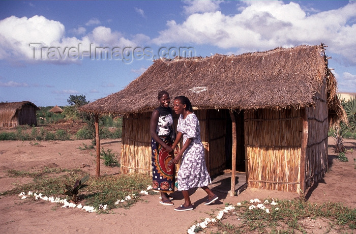 mozambique146: Mozambique / Moçambique - Bazaruto island: village hut - women laughing / cabana de aldeia - photo by F.Rigaud - (c) Travel-Images.com - Stock Photography agency - Image Bank