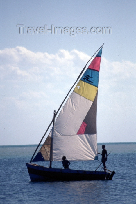 mozambique162: Mozambique / Moçambique - Pemba: fishermen set sail / pescadores - photo by F.Rigaud - (c) Travel-Images.com - Stock Photography agency - Image Bank