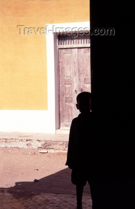 mozambique163: Ilha de Moçambique / Mozambique island: boy's silhouette in stone town / silhueta - photo by F.Rigaud - (c) Travel-Images.com - Stock Photography agency - Image Bank