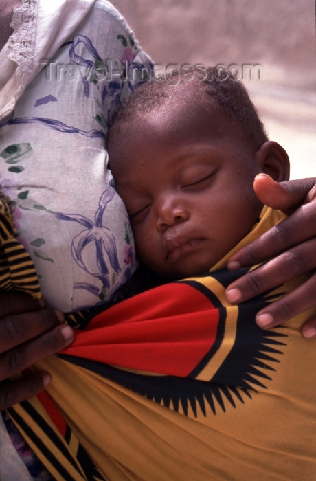 mozambique164: Ilha de Moçambique / Mozambique island: baby sleeping / bébé a dormir - photo by F.Rigaud - (c) Travel-Images.com - Stock Photography agency - Image Bank