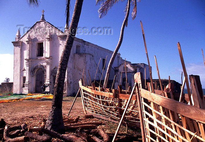 mozambique168: Ilha de Moçambique / Mozambique island: boat skeletons and Portuguese church of Santo António - esqueleto de barco junto à igreja de Santo António - photo by F.Rigaud - (c) Travel-Images.com - Stock Photography agency - Image Bank