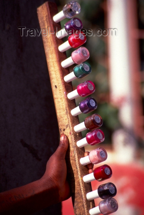 mozambique171: Mozambique / Moçambique - Maputo / Lourenço Marques / MPM : on the spot nail varnish! / verniz para unhas aplicado no local - photo by F.Rigaud - (c) Travel-Images.com - Stock Photography agency - Image Bank